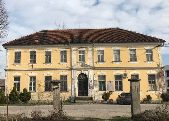 Zgradba nekdanje šole na Barju (Ižanska cesta 303) danes in nekoč